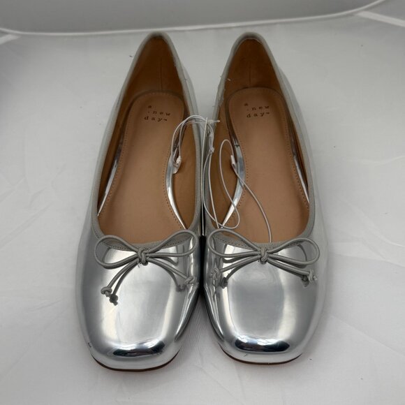 A New Day Womens Silver Ballet Flats Size 8.5 Shiny Finish Round Toe Bow Accent - Picture 4 of 12